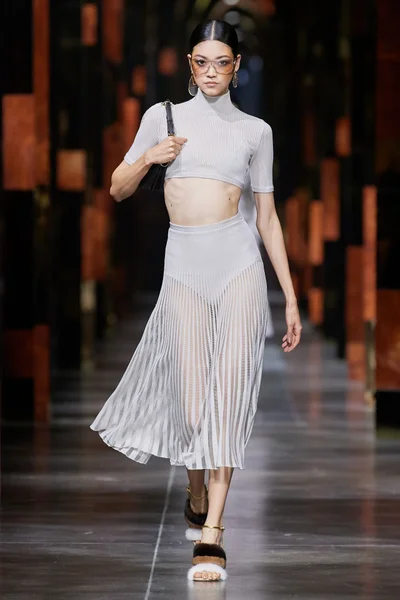 Look 16
